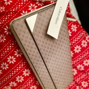 Brand new Calvin Klein purse, straps , use with or without